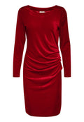 Rotes Samtkleid mit langen Ärmeln, Rundhalsauschnitt und gerafften Details an der Seite, die eine glatte, elegante Silhouette schaffen.