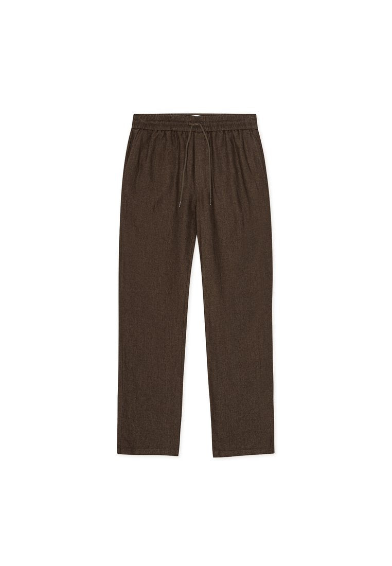 Braune, locker sitzende Hose mit elastischem Bund und Kordelzug. Hergestellt aus einem strukturierten Stoff mit geraden Beinen und ohne sichtbare Beschläge.