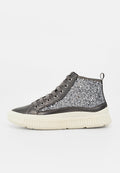 High-Top-Sneaker mit dunkelgrauem Leder vorne und silberglitzerndem Stoff an den Seiten, weißer strukturierter Gummisohle und grauen Schnürsenkeln.