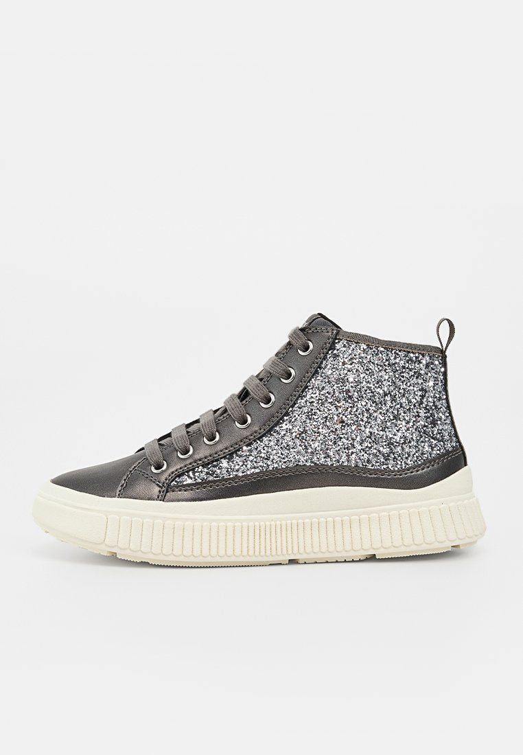 High-Top-Sneaker mit dunkelgrauem Leder vorne und silberglitzerndem Stoff an den Seiten, weißer strukturierter Gummisohle und grauen Schnürsenkeln.