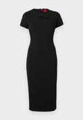 Schwarzes, tailliertes Kleid mit kurzen Ärmeln, das ein Cutout-Detail unterhalb des Ausschnitts und einen verdeckten Reißverschluss hinten aufweist. Hergestellt aus elastischem Stoff.