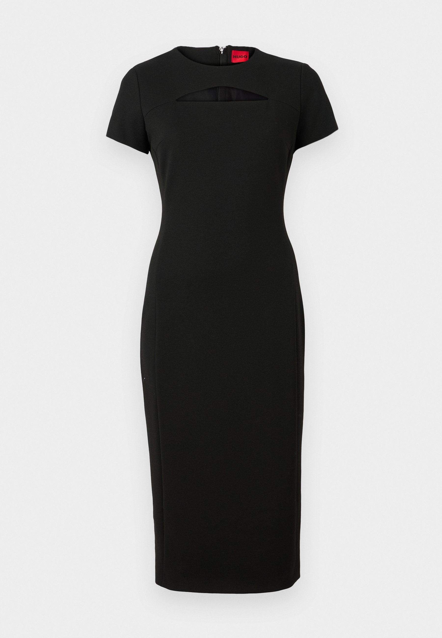 Schwarzes, tailliertes Kleid mit kurzen Ärmeln, das ein Cutout-Detail unterhalb des Ausschnitts und einen verdeckten Reißverschluss hinten aufweist. Hergestellt aus elastischem Stoff.