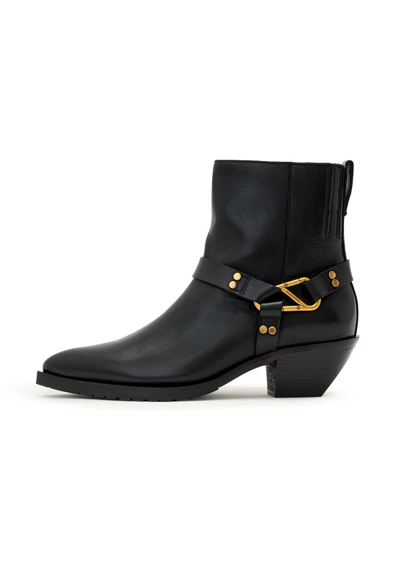 Schwarzer Leder-Stiefelette mit niedrigem, schräg gestelltem Blockabsatz, spitz zulaufender Spitze und dekorativer goldfarbener Schnalle und Nieten an seitlichem Riemen.