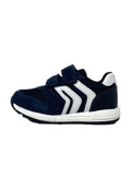 Marineblaue Sportschuhe mit weißen Akzenten, Klettverschluss, aus Wildleder und Mesh-Material, texturiertem Profil und aerodynamischem Design.