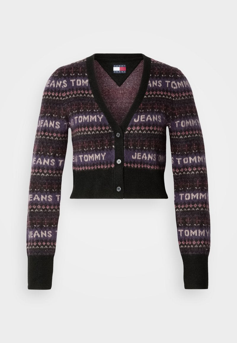 Cropped-Cardigan in dunklen Farbtönen mit einem gemusterten Design, das "TOMMY JEANS" in hellem Schriftzug zeigt. V-Ausschnitt, lange Ärmel und Knopfschluss.
