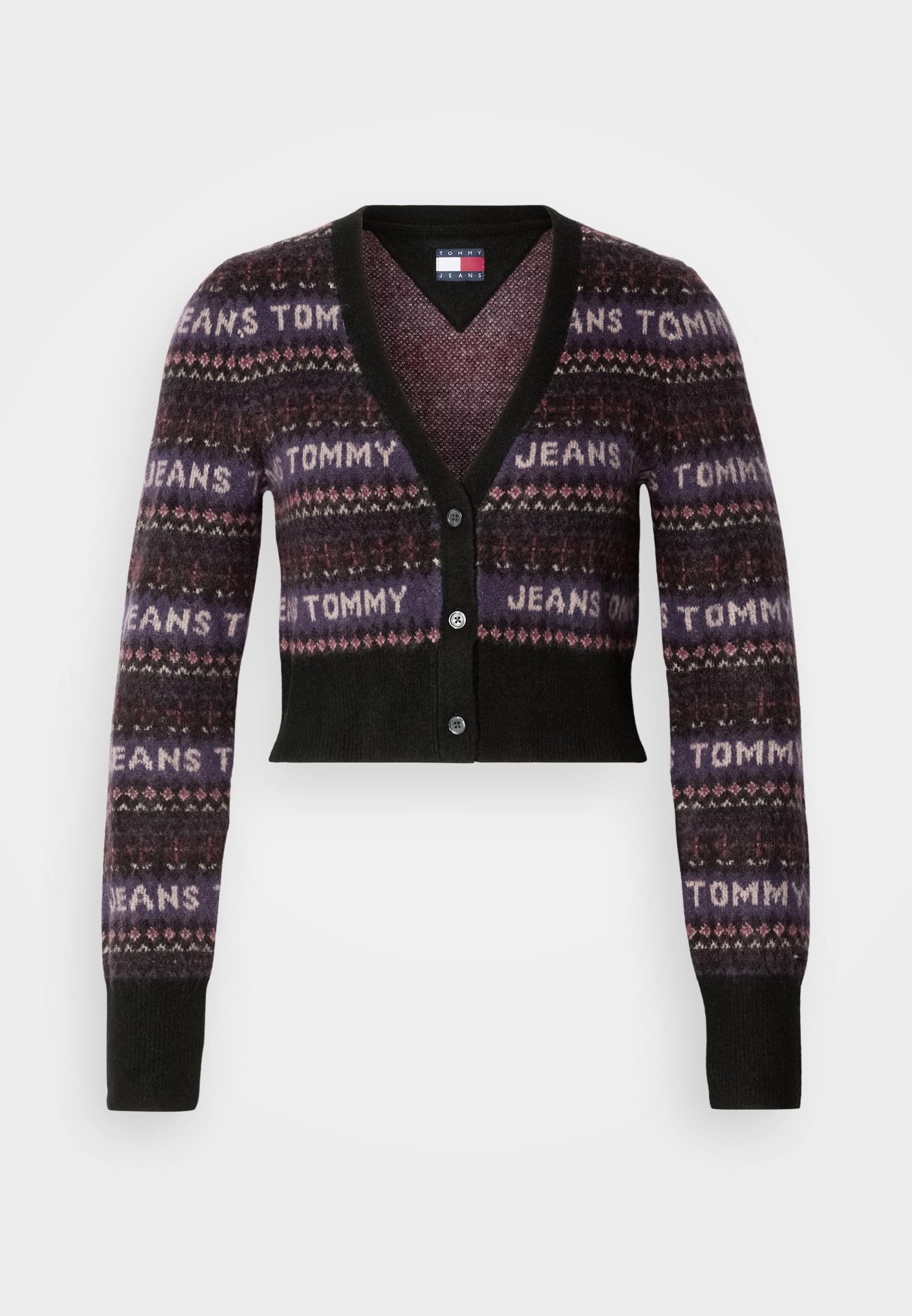 Cropped-Cardigan in dunklen Farbtönen mit einem gemusterten Design, das "TOMMY JEANS" in hellem Schriftzug zeigt. V-Ausschnitt, lange Ärmel und Knopfschluss.