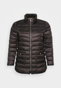 Schwarze Steppjacke mit hohem Kragen, gesteppter Optik, durchgehendem Reißverschluss und zwei seitlichen Taschen mit Druckknöpfen. Glatter, glänzender Stoff.