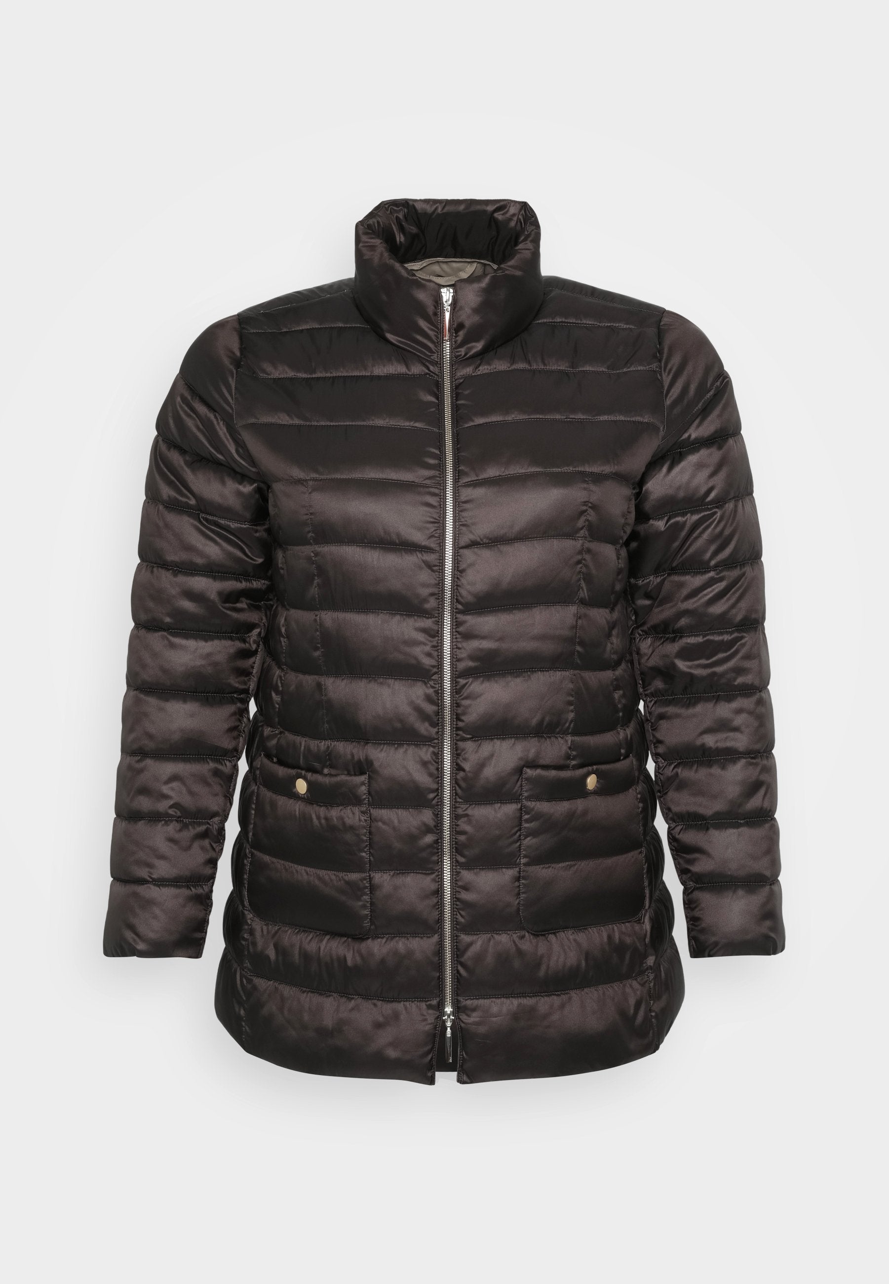 Schwarze Steppjacke mit hohem Kragen, gesteppter Optik, durchgehendem Reißverschluss und zwei seitlichen Taschen mit Druckknöpfen. Glatter, glänzender Stoff.
