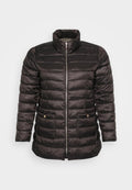Schwarze Steppjacke mit hohem Kragen, gesteppter Optik, durchgehendem Reißverschluss und zwei seitlichen Taschen mit Druckknöpfen. Glatter, glänzender Stoff.