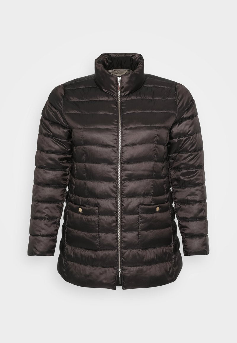 Schwarze Steppjacke mit hohem Kragen, gesteppter Optik, durchgehendem Reißverschluss und zwei seitlichen Taschen mit Druckknöpfen. Glatter, glänzender Stoff.
