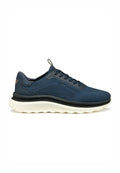 Herren-Sportschuhe mit atmungsaktivem navyblauem Mesh-Obermaterial, kontrastierender schwarzer Sohle, weißer Mittelsohle und strukturierten Details an der Seite.