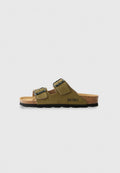 Grüne Wildleder-Sandalen mit zwei verstellbaren Riemen, Korkfußbett, schwarzer Gummisohle und „BAYTON“-Logo auf der Seite bedruckt.