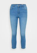 Hellblaue Denim-Jeans mit schlanker Passform, mittelhohem Bund, fünf Taschen-Design und dezentem Verblassen auf der Vorderseite, abgeschlossenen mit einem Knopfverschluss.