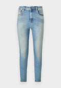 Hellblaue, enge Jeans aus Denim mit hoher Taille, ausgestattet mit einem klassischen Fünf-Taschen-Design, Waschungseffekten und einem Metallknopfverschluss.