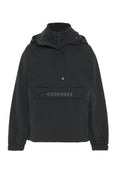 Schwarzer Pullover mit hohem Kragen, Reißverschluss, Fronttasche, elastischen Bündchen und strukturierter Stoff. Mit "CHIEMSEE"-Logo auf der Brust.