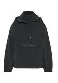 Schwarzer Pullover mit hohem Kragen, Reißverschluss, Fronttasche, elastischen Bündchen und strukturierter Stoff. Mit "CHIEMSEE"-Logo auf der Brust.