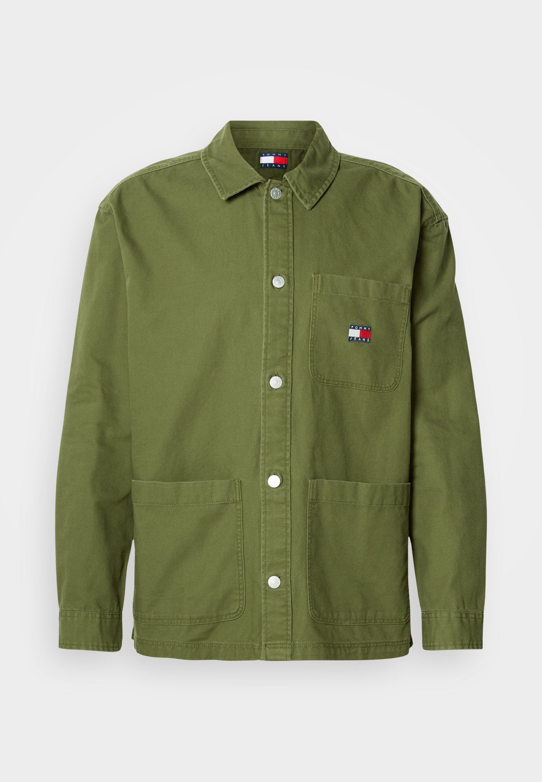 Olivgrüne Baumwolljacke mit Druckknöpfen, einem Kragen, frontalen Taschen und einem aufgenähten Logo auf der Brusttasche. Strukturierter Stoff, lockere Form.