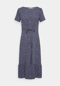Dunkelblaues Kleid mit floralem Druck, kurzen Ärmeln, einem taillierten Detail und einem gestuften Saum. Hergestellt aus leichtem, strukturiertem Stoff.