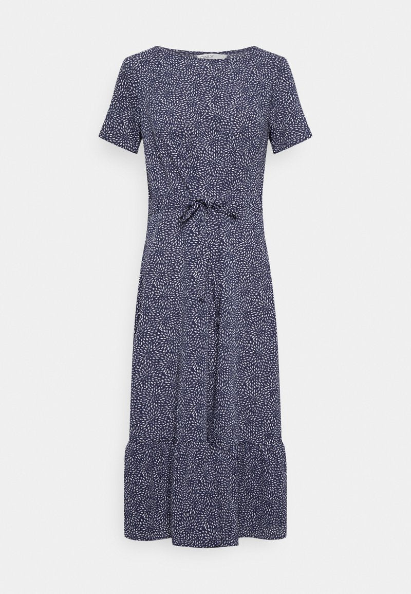 Dunkelblaues Kleid mit floralem Druck, kurzen Ärmeln, einem taillierten Detail und einem gestuften Saum. Hergestellt aus leichtem, strukturiertem Stoff.