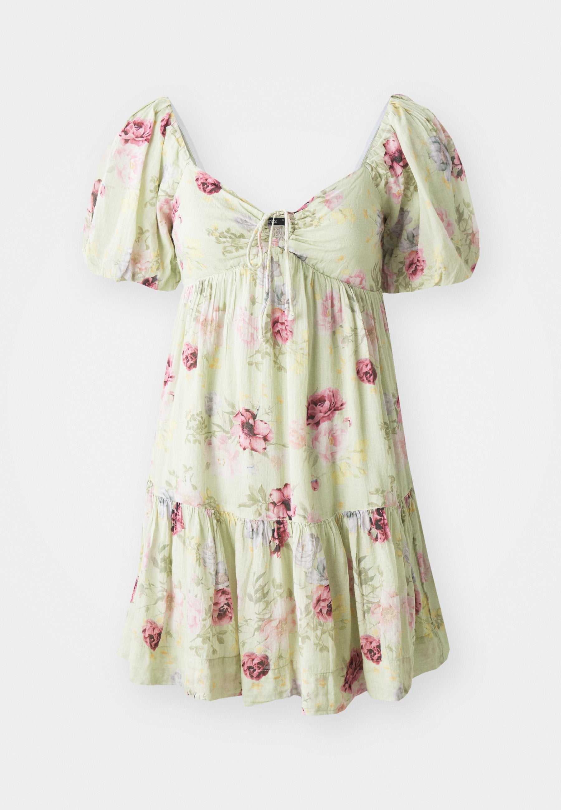 Blumenkleid aus leicht grünem Stoff mit Rüschenshirts, gerafftem Oberteil und gestuftem Rock mit rosa und lila Rosenmustern.