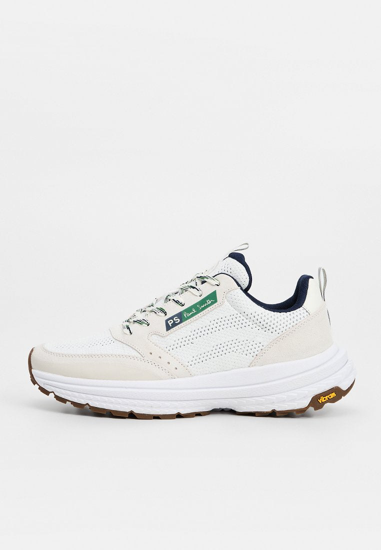 Weißer Sportschuh aus Mesh- und Wildledermaterialien, mit marineblauen Akzenten, strukturierter Sohle und Markendetail an der Seite. Verfügt über Schnürsenkel und gepolstertes Design.
