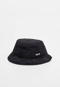 Schwarzer gesteppten Bucket Hat aus weichem Stoff, mit flachem Oberteil, breitem Rand und einem kleinen Logo-Patch an der Seite.