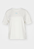 Weißes Baumwoll-T-Shirt mit lässiger Passform, Rundhalsausschnitt, kurzen Ärmeln und einem kleinen blauen abstrakten Design auf der Brust.