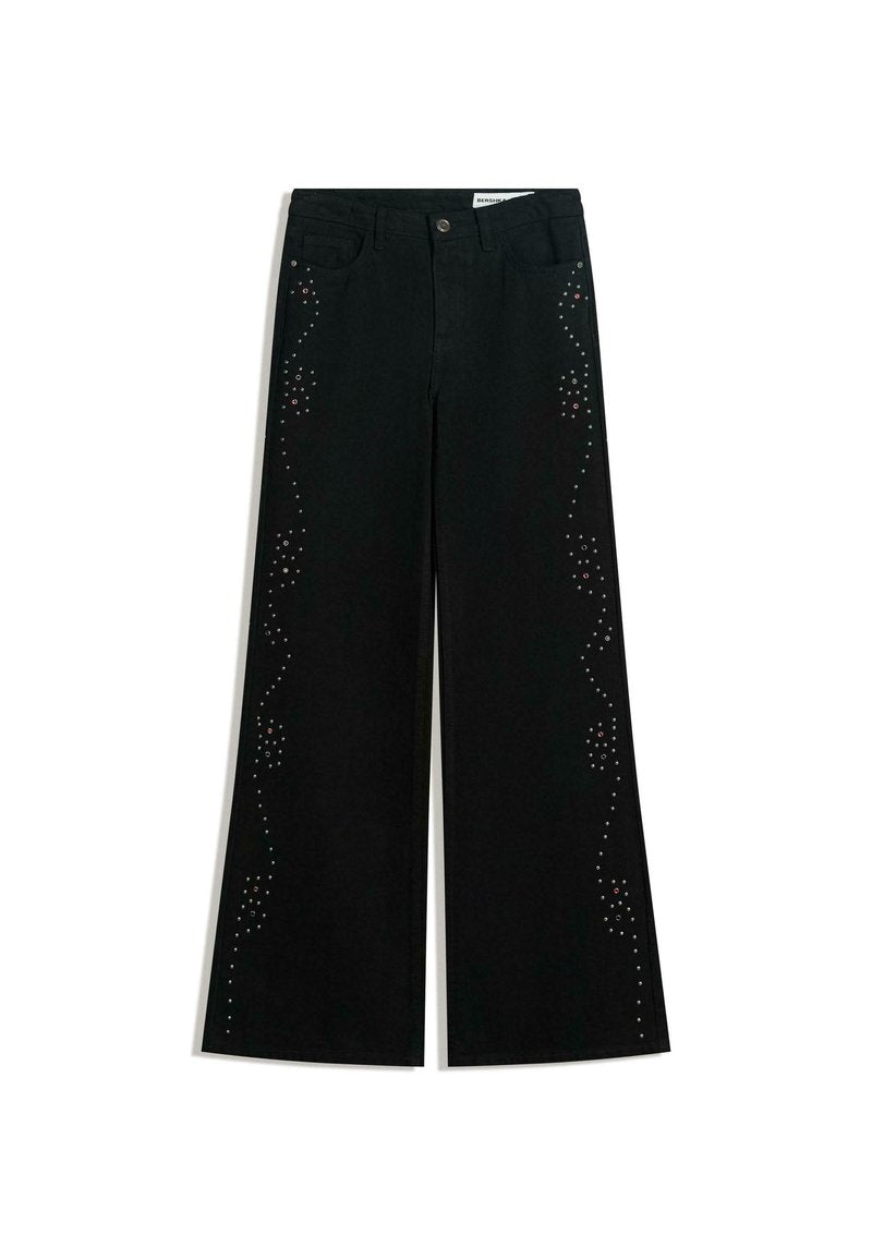 Schwarze, weit geschnittene Jeans aus Denim, mit dekorativen Nietenakzenten entlang der Seiten in verschiedenen Farben und einem klassischen Fünf-Taschen-Design.