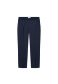 Marineblaue Hose aus glattem Stoff mit geradem Bein, Vorderentaschen und einem Knopfverschluss an der Taille.