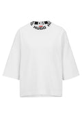 Weißes Baumwoll-T-Shirt mit weitem, lockeren Schnitt und kurzen Ärmeln. Mit einem schwarz-weißen Logo-Band um den Kragen.