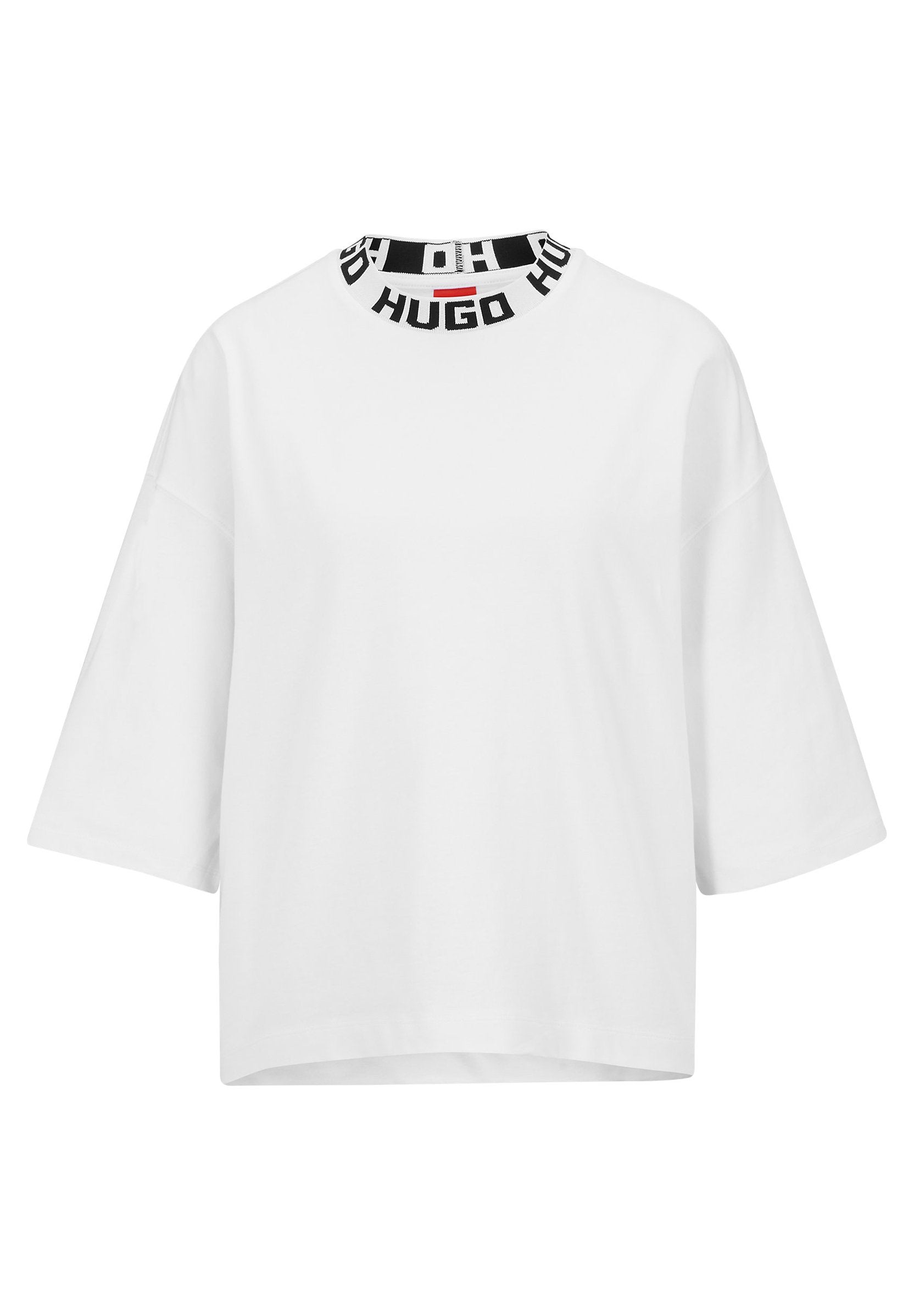Weißes Baumwoll-T-Shirt mit weitem, lockeren Schnitt und kurzen Ärmeln. Mit einem schwarz-weißen Logo-Band um den Kragen.