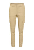 Beige Cargo-Hosen mit schlanker Passform, ausgestattet mit Seitentaschen, Gürtelschlaufen und einem glatten, leichten Stoff. Maßgeschneiderter Saum für einen sauberen Abschluss.
