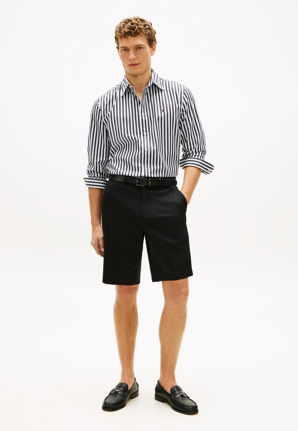 Tommy Hilfiger BROOKLYN SATIN SLIM CHINO SHORTS - Shorts - black