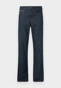 Dunkelblaue Jeans aus Denim mit geradem Bein, orangefarbenen Nähten, fünf Taschen und einem Knopfverschluss. Das Material ist dick und strukturiert, typisch für Denim.