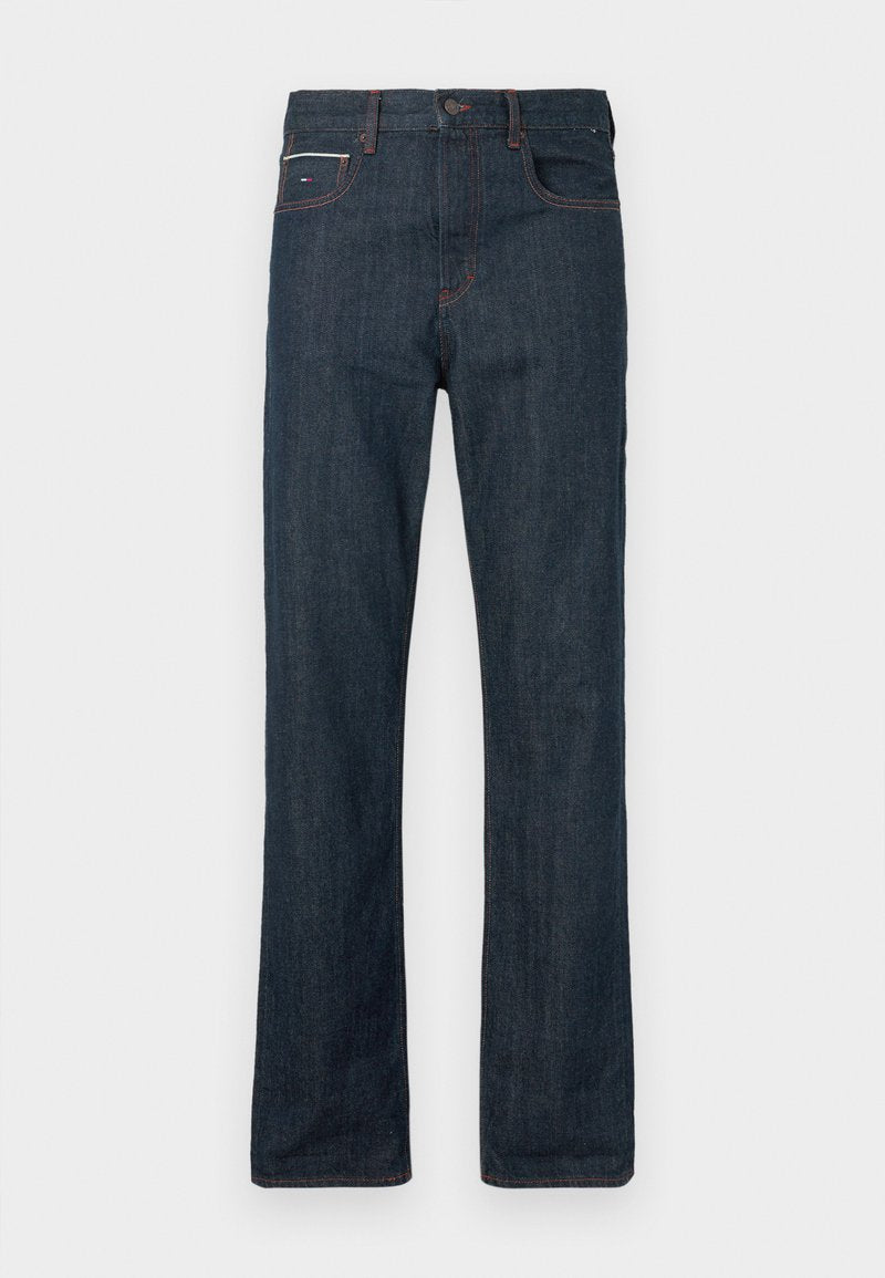 Dunkelblaue Jeans aus Denim mit geradem Bein, orangefarbenen Nähten, fünf Taschen und einem Knopfverschluss. Das Material ist dick und strukturiert, typisch für Denim.