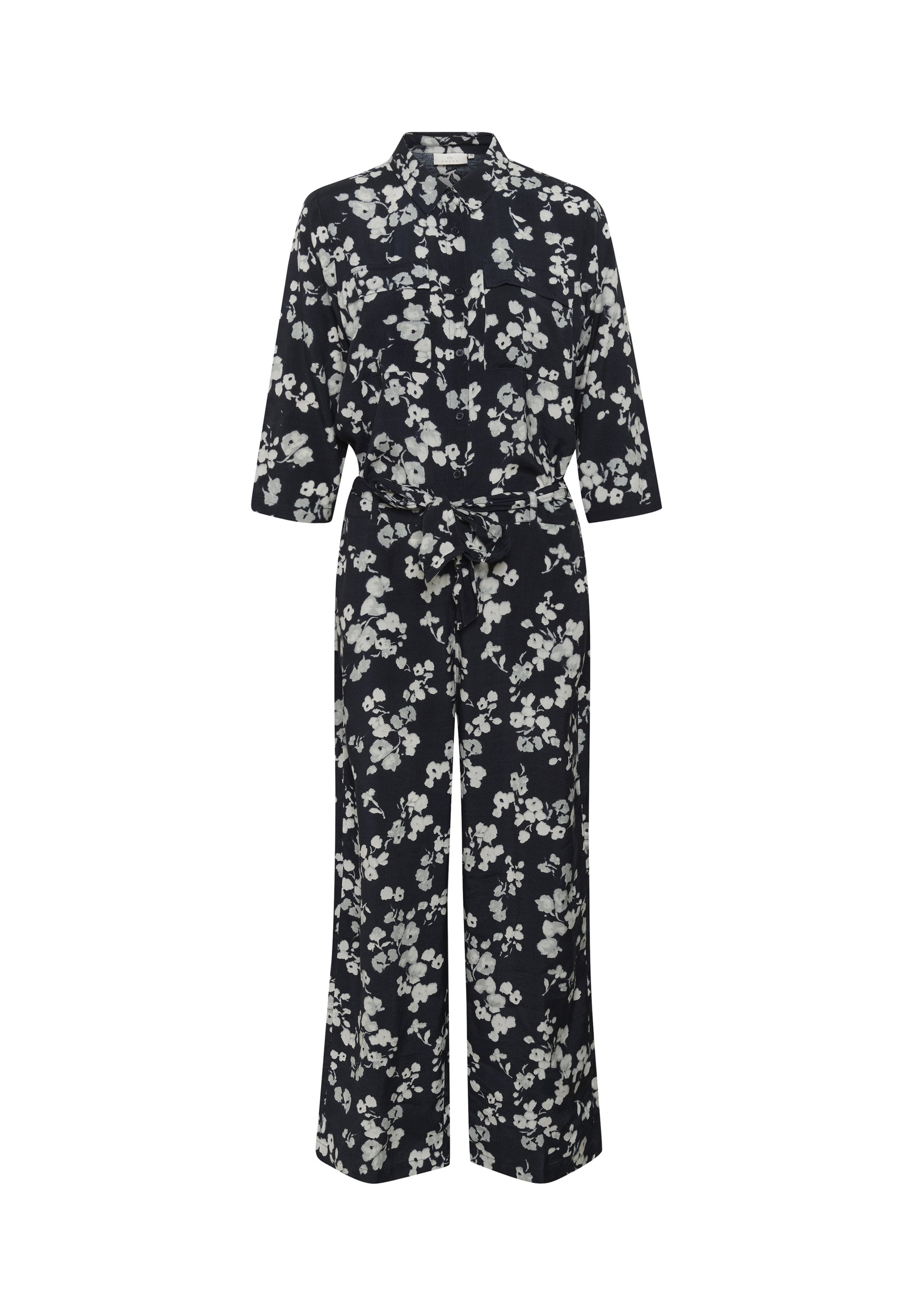 Marine-blumiges Jumpsuit mit Kragen, Knopfleiste, 3/4-Ärmeln und tailliertem Gürtel; mit weißen Blumenmustern durchzogen.