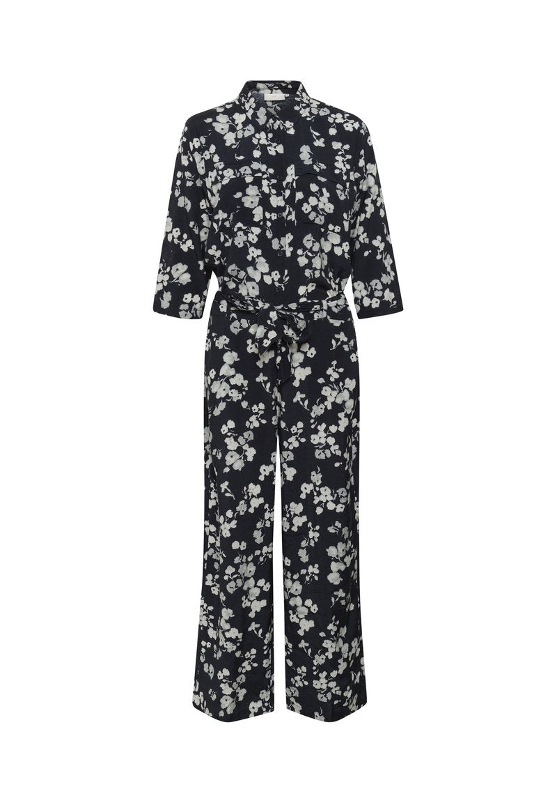 Marine-blumiges Jumpsuit mit Kragen, Knopfleiste, 3/4-Ärmeln und tailliertem Gürtel; mit weißen Blumenmustern durchzogen.