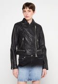 Schwarze Lederjacke mit gesteppte Schultereinsätzen, asymmetrischem Reißverschluss und zwei seitlichen Reißverschlusstaschen, getragen über einem Jeansrock.