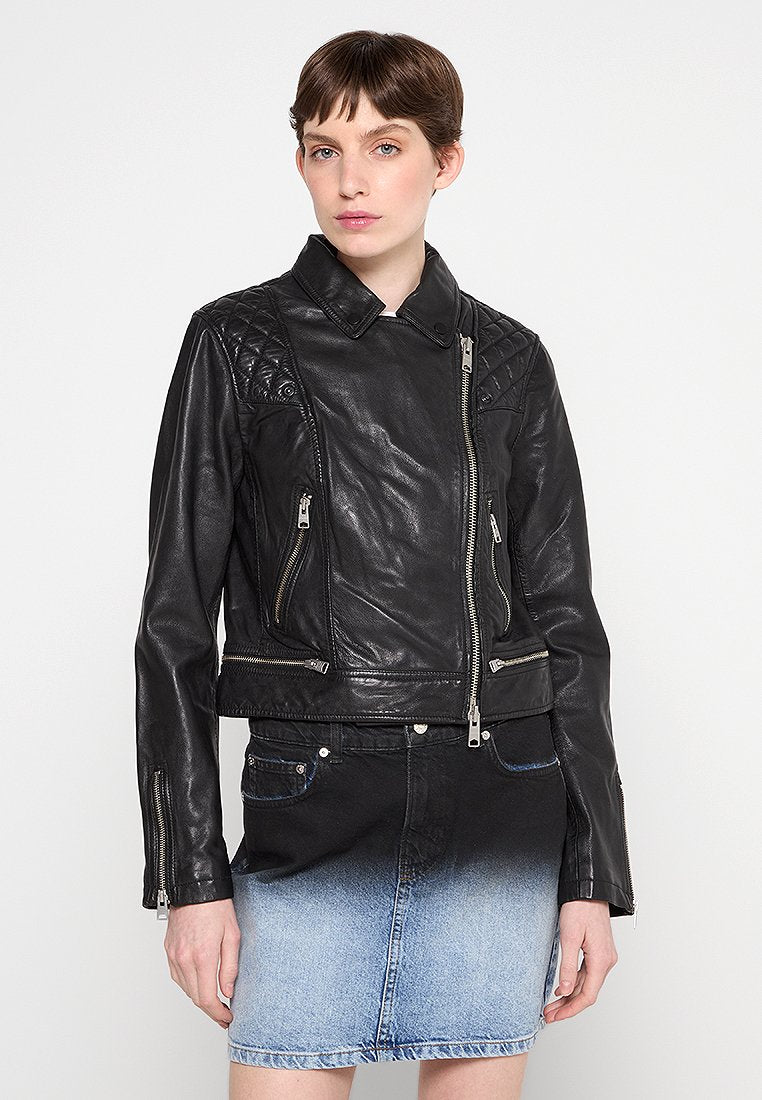 Schwarze Lederjacke mit gesteppte Schultereinsätzen, asymmetrischem Reißverschluss und zwei seitlichen Reißverschlusstaschen, getragen über einem Jeansrock.