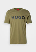 Olivenfarbener Baumwoll-T-Shirt mit Rundhalsausschnitt und auffälligem schwarzen "HUGO"-Logo auf der Brust, kurzen Ärmeln und einer glatten Textur.