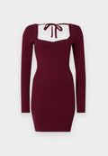 Bordeauxfarbenes geripptes Kleid mit langen Ärmeln, quadratischem Ausschnitt und Bindeband hinten; die figurbetonte Form betont die Taille.