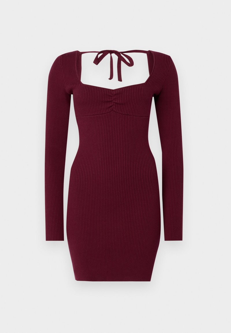 Bordeauxfarbenes geripptes Kleid mit langen Ärmeln, quadratischem Ausschnitt und Bindeband hinten; die figurbetonte Form betont die Taille.