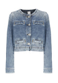 Hellblaues Denim-Cropped-Jacket mit langen Ärmeln, Knopfverschluss, zwei vorderen Taschen und rundem Hals. Hat einen ausgewaschenen Look und Kontrastnähte.