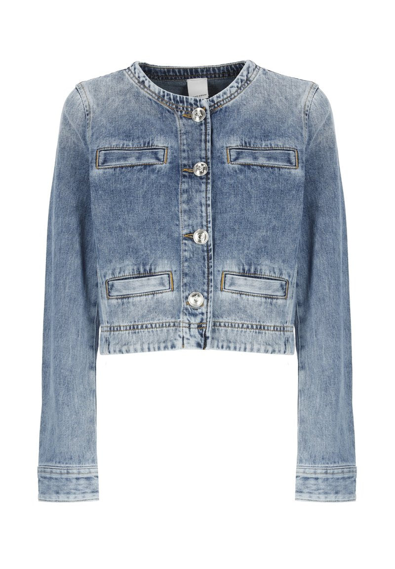 Hellblaues Denim-Cropped-Jacket mit langen Ärmeln, Knopfverschluss, zwei vorderen Taschen und rundem Hals. Hat einen ausgewaschenen Look und Kontrastnähte.