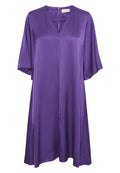 Lila Satin-Kleid mit V-Ausschnitt, kurzen, ausgestellt geschnittenen Ärmeln und einem Reißverschluss hinten. Glatte Textur mit A-Linie Silhouette.