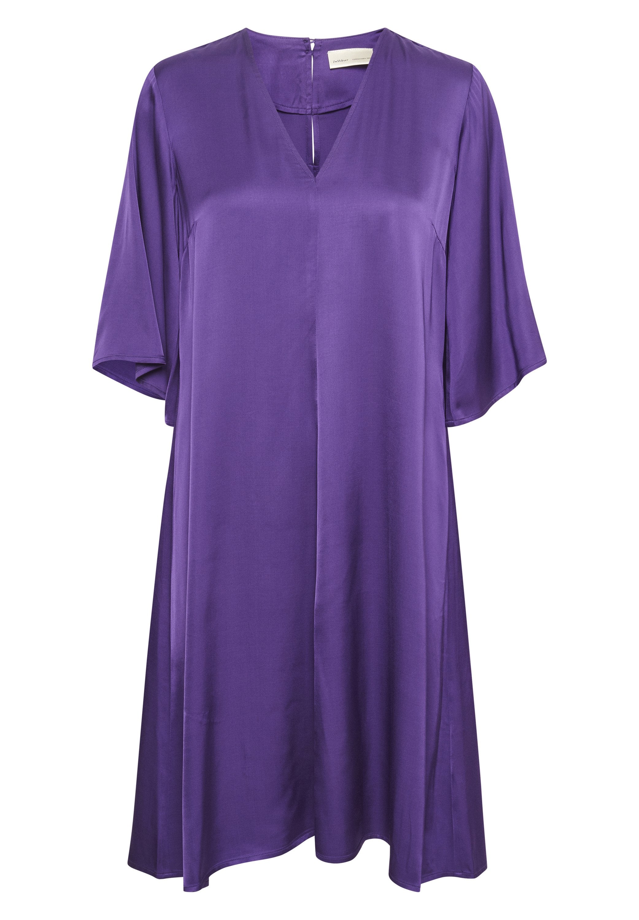 Lila Satin-Kleid mit V-Ausschnitt, kurzen, ausgestellt geschnittenen Ärmeln und einem Reißverschluss hinten. Glatte Textur mit A-Linie Silhouette.