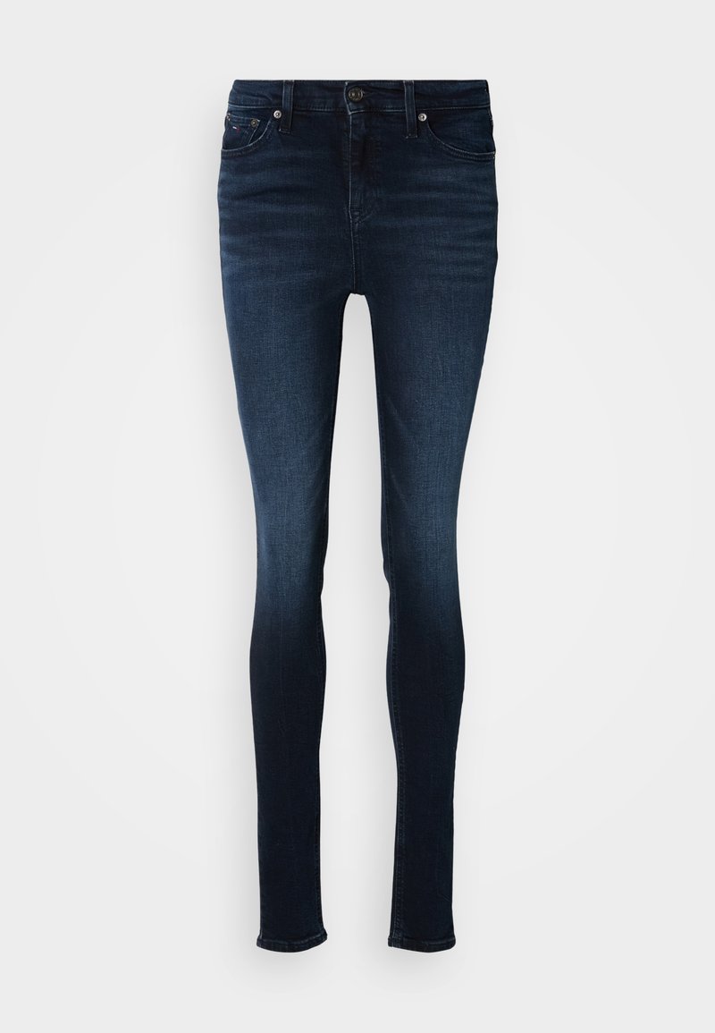 Schlanke Jeans aus dunkelblauem Denim, mit mittelhohem Bund, Fünf-Taschen-Design und metallischem Knopfverschluss. Glatte Textur mit minimalen Ausbleichungen.