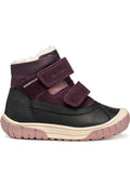 Schwarze und lila Stiefeletten aus wasserdichtem Material, mit weicher weißer Innenausstattung, zwei Klettverschlüssen und einer strukturierten pinken Gummisohle.
