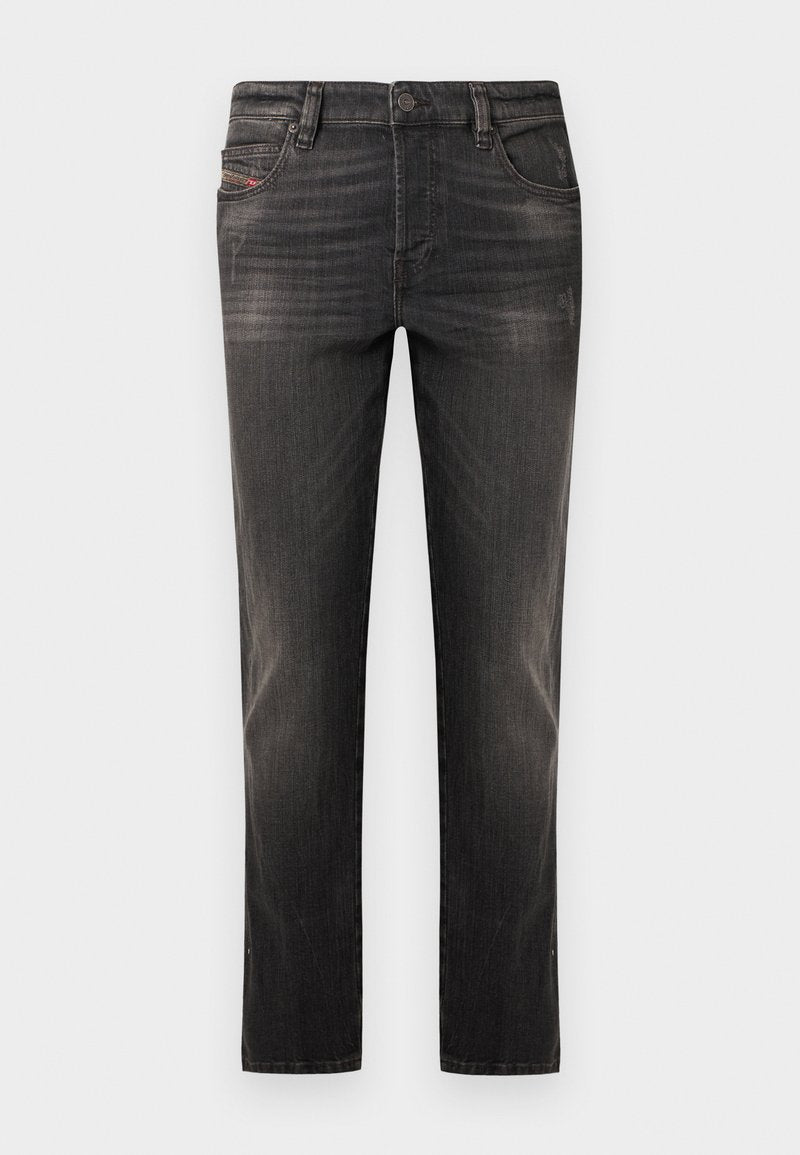 Schwarze Jeans aus Denim mit verwaschenem Design, geradem Bein, Fünf-Taschen-Stil und Knopfverschluss. Ausgestattet mit dezenten Nähten und Hardware-Akzenten.