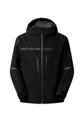 Schwarze wasserdichte Jacke mit Kapuze, ausgestattet mit zwei Reißverschlusstaschen auf der Brust, reflektierenden Streifen und verstellbaren Manschetten. Glatte Oberflächenstruktur.